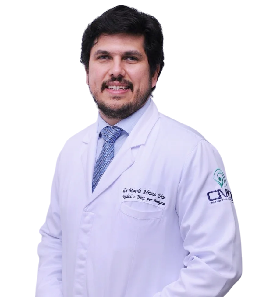 Dr. Marcelo Adriano Dias, médico radiologista, de jaleco branco