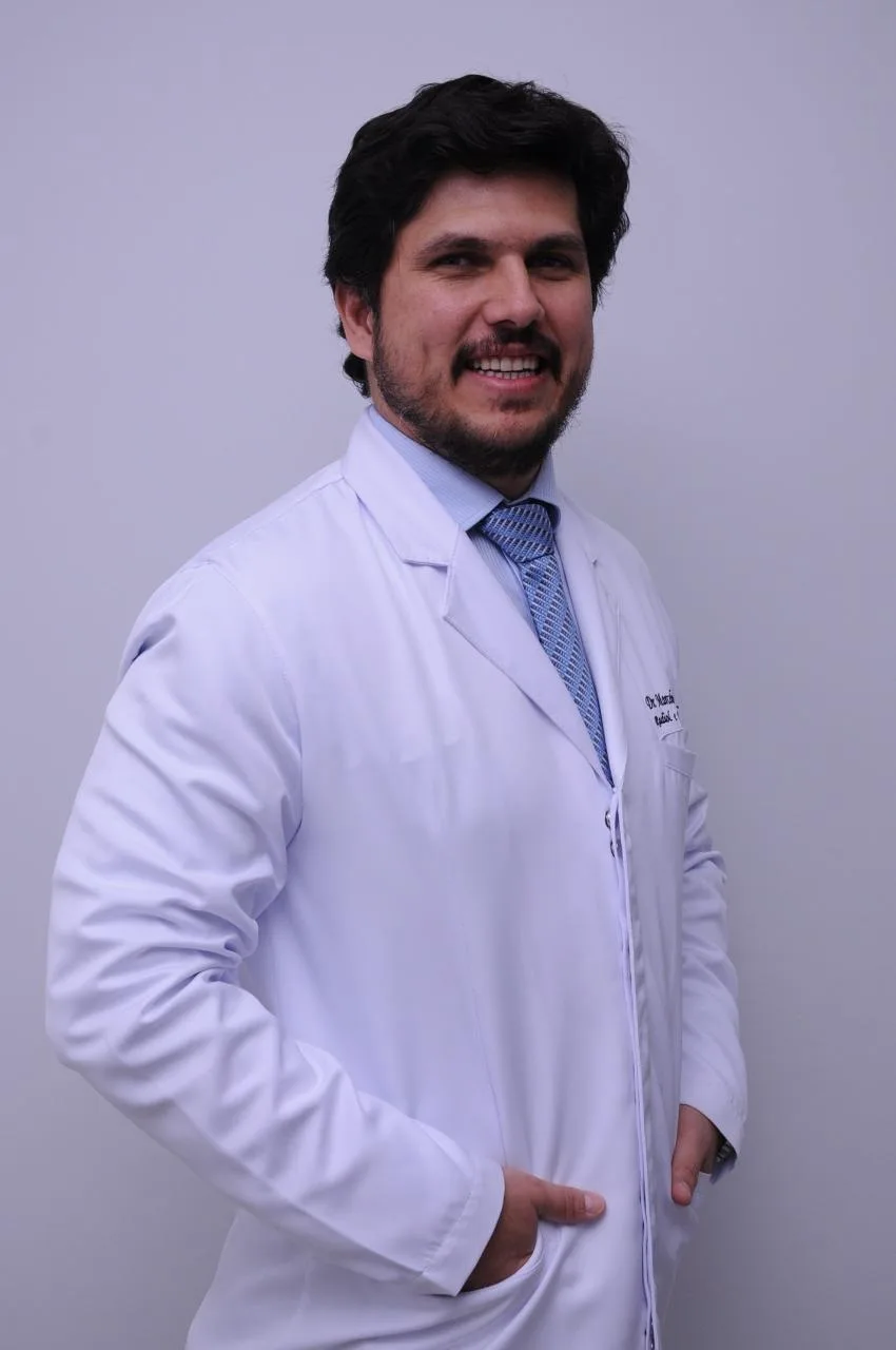 Retrato do Dr. Marcelo Adriano Dias de jaleco